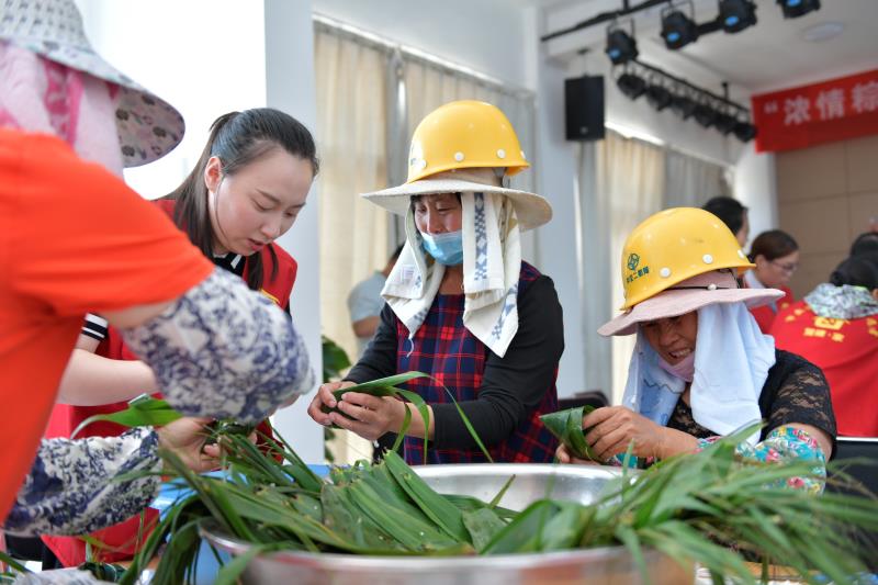 &ldquo;浓情粽意，，，，，共享温暖&rdquo;包粽子活动.jpg